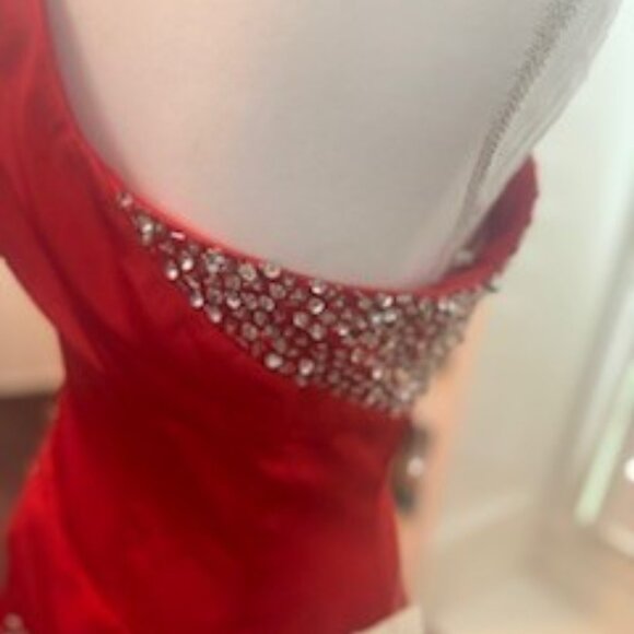 🔥 Elegant Red One-Shoulder Gown with Rhinestone Detailing & Train 🔥 - Picture 6 of 8